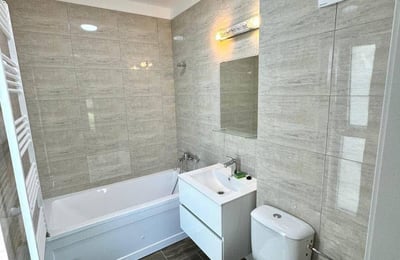 Location d’un appartement récemment rénové de 3 pièces, 6ᵉ secteur, quartier Chiajna, Bucarest, Roumanie